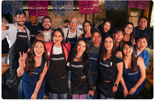 Grupo de asistentes posando con mandiles en actividad colaborativa de Espacio Surexs para profesionales de Capital Humano.