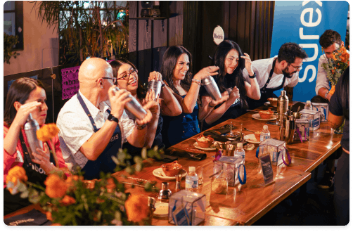 Participantes mezclando bebidas en dinámica práctica durante encuentro de networking para Recursos Humanos en CDMX.