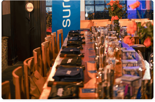 Mesa preparada con materiales y utensilios para experiencia colaborativa en evento de Espacio Surexs sobre tendencias de RH.