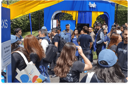 Asistentes con mandiles de Surexs decorando cupcakes durante People Day, dinámica sobre personalización de beneficios para empleados.