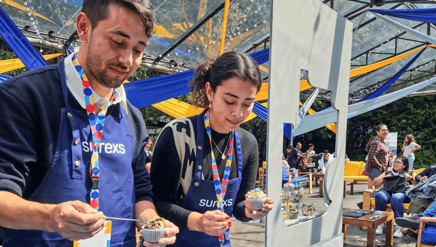 Colaboradores de Surexs participando en actividad interactiva al aire libre, asociada a experiencias y talleres para profesionales de empresas.