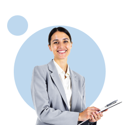 Profesional con portapapeles, asociada a asistencia y representación legal en siniestros de flotilla vehicular.
