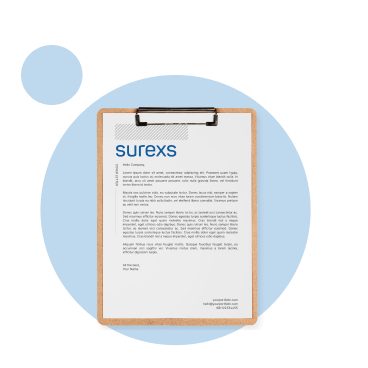 Profesional con portapapeles, asociada a asistencia y representación legal en siniestros de flotilla vehicular.