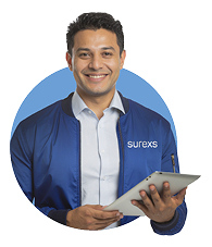 Daños materiales en vehículos de flotilla tras una colisión.