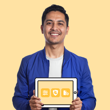 Profesional sosteniendo tableta con íconos de servicios, asociado a explicación y gestión de servicios de seguros empresariales.